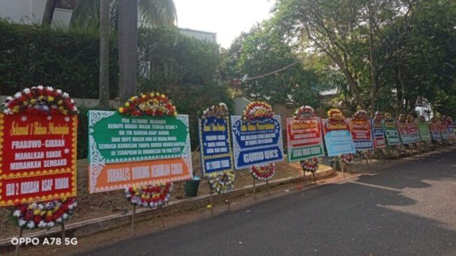 Bunga-Bunga di Depan Kertanegara: Sindiran Wangi untuk Setahun Pemerintahan Prabowo-Gibran!