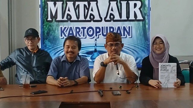 GEGER Ziarah Roy Suryo Cs di Makam Keluarga Jokowi: 7 Fakta di Balik Misi “Pencari Fakta”