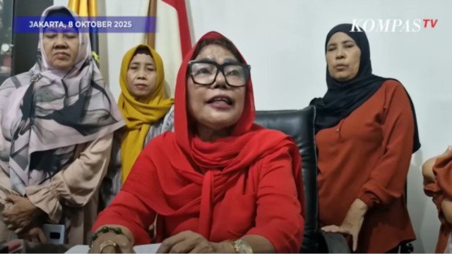 VIRAL Demo Pakai BH dan Celana Dalam, Emak-Emak Pendukung Jokowi: Biar Dapat Perhatian!