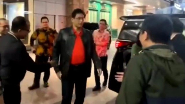 VIRAL Menkeu Purbaya Cueki Uluran Tangan Kepala Biro Kemenkeu, Publik Heboh!