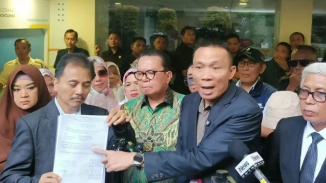 Yel-Yel Pemakzulan Gibran ‘Menggema’ Saat Roy Suryo Cs Tak Dibolehkan Masuk Kemendikdasmen