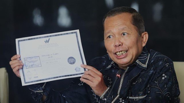 Dituduh Palsu, Hakim MK Arsul Sani Pamerkan Ijazah Berikut Transkrip Nilainya: Ini yang Asli!