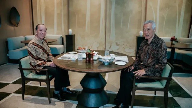 Jokowi Bertemu Eks PM Lee Hsien Loong di Singapura, Ngobrolin Apa?