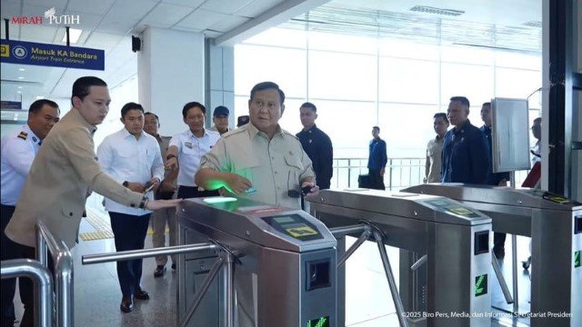 MOMEN Prabowo ‘Salah Gerbang’ Saat Tap In di Stasiun Manggarai
