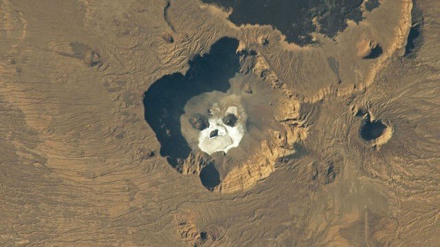 “Tengkorak” Raksasa Muncul di Tengah Gurun Sahara, Apa Itu?