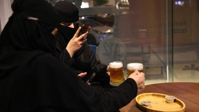 VIRAL Bir Dijual Bebas di Arab Saudi, Perempuan Bercadar Bisa Minum