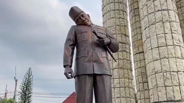 VIRAL Kepala Patung Soekarno di Indramayu Miring, Ternyata Ini Penyebabnya!