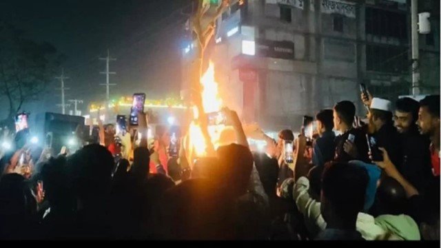 GEGER! Seorang Pria Hindu Dibakar Hidup-Hidup oleh Massa di Bangladesh, Ini Alasannya