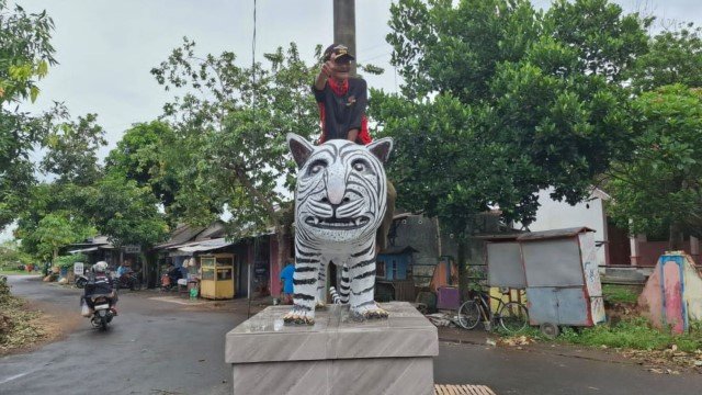 HEBOH Patung Macan Putih di Kediri yang Mirip Zebra, Kades Beri Penjelasan!