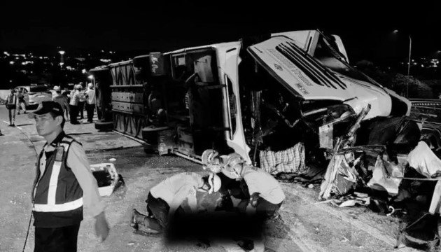 Melaju Kencang di Tikungan Tajam, 7 Fakta Kecelakaan Maut Bus PO Cahaya Trans di Exit Tol Semarang!