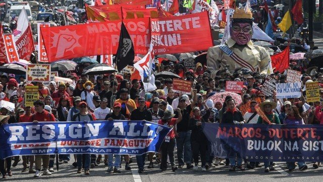 Warga Tetangga RI Demo Infrastruktur ‘Gaib’, Minta Presiden Mundur!