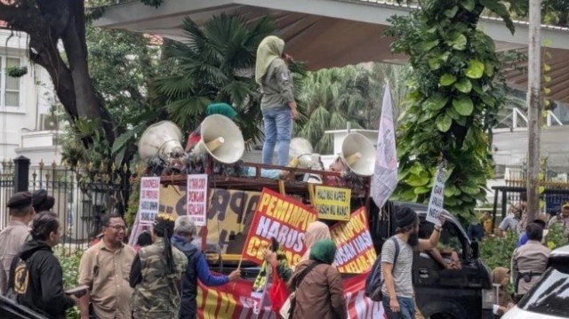 Ada Demo di Depan Kantor Wapres Kebon Sirih, Massa Aksi Ijazahmu Mana Gibran