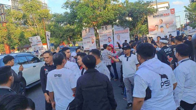 PANAS! Tolak Jokowi ke Makassar, Aliansi Mahasiswa Nyaris ‘Bentrok’ dengan Kader PSI