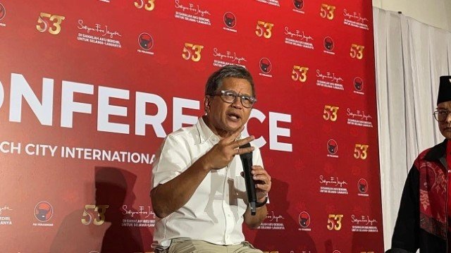 Rocky Gerung Bongkar Demokrasi Penuh Pencitraan, Singgung Kultus Individu dan Dinasti, Maksudnya Jokowi Family?