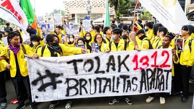 Aksi Ratusan Mahasiswa UI dan UPNVJ 'Polisi Pembunuh' Menggema di Depan Mabes Polri!