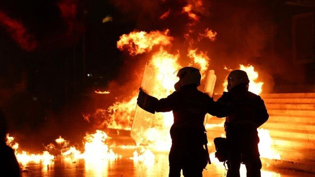 CHAOS! Demo Antikorupsi Berakhir Ricuh, Ibu Kota bak Medan Perang