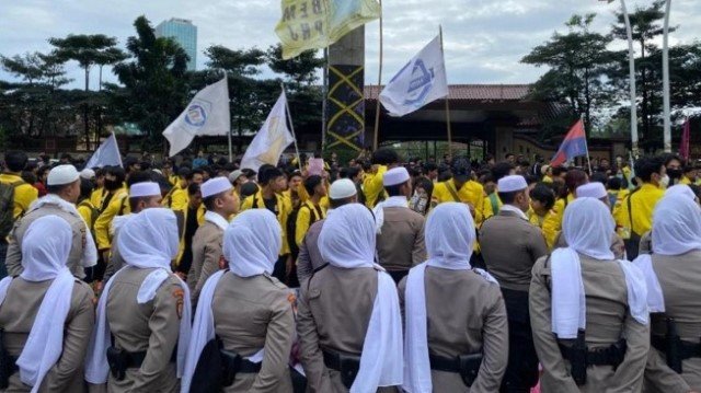 Demo di Mabes Polri, Mahasiswa UI Sindir Polisi Berpeci dan Berkerudung Tak Bisa Pikat Hati Kami!