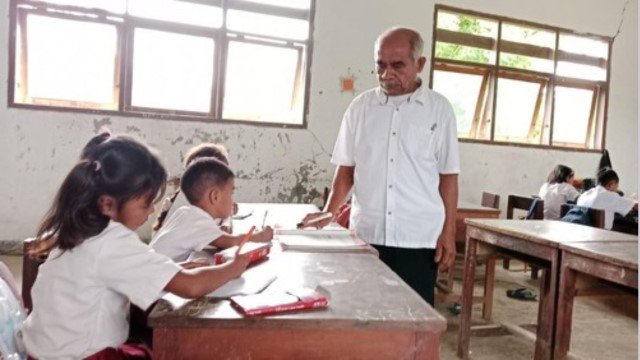 Gaji Dipangkas Jadi Rp223 Ribu per Bulan, Jawaban Mengharukan Guru Honorer Ini Tetap Mengajar