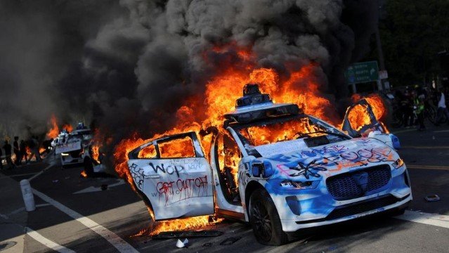 Los Angeles Chaos! Warga Bentrok Aparat 'Tolak' Kebijakan Trump