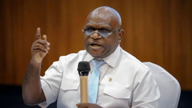 Natalius Pigai Murka: Pihak Yang Ingin Tiadakan MBG Adalah ‘Penentang HAM’!