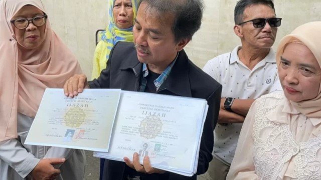 Roy Suryo Tunjukkan Perbedaan Ijazah Jokowi dengan Alumni UGM Angkatan 79
