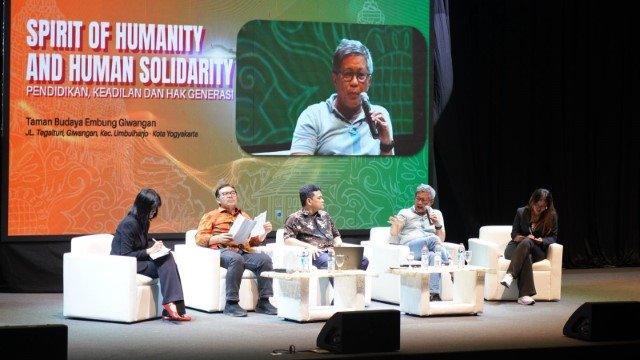 Sindir Polemik Ijazah, Rocky Gerung Tut Wuri Malsuin Ijazah!