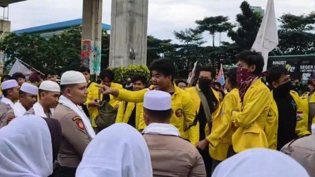 Ternyata Ini Penyebab Mahasiswa ‘Emosi’ Sampai Tunjuk-Tunjuk Polisi Depan Mabes Polri