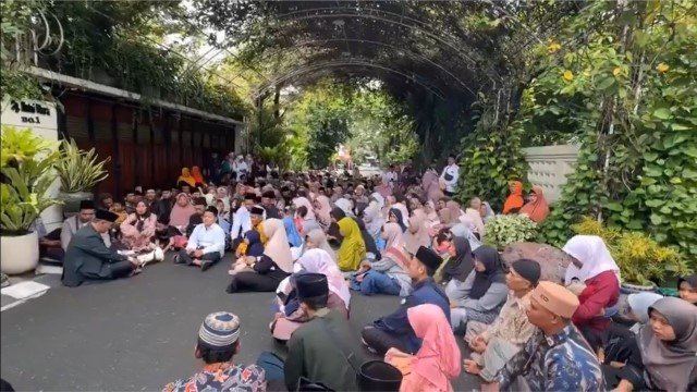 VIRAL Tahlilan di Depan Rumah Jokowi, Publik Pertanyakan Tujuan dan Maknanya