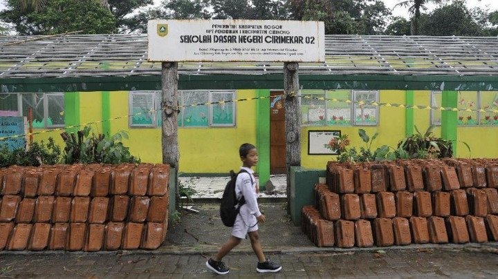 Guru SD Tak Sengaja Temukan ‘Harta Karun’ Miliaran di Halaman Sekolah