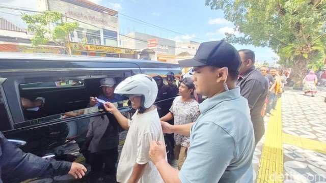 INFO! Jokowi Bagi-Bagi Paket Sembako-Uang Tunai di Pasar Jongke Solo