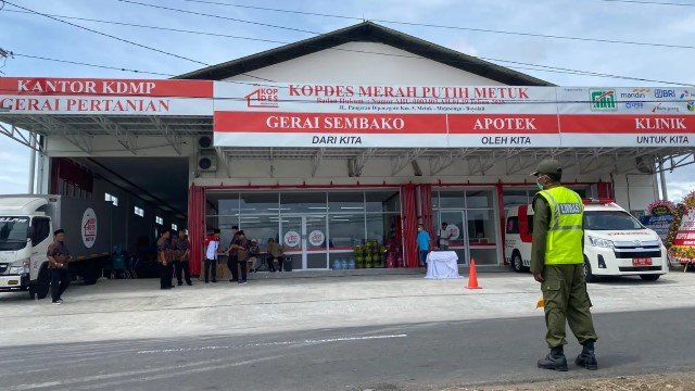 Jadi Sorotan! 2 bangunan Kopdes Merah Putih Berhadap-Hadapan, Konsepnya Mau Niru Alfamart Indomaret