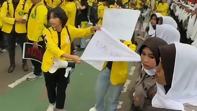 Mahasiswi Coret Sorban Polwan saat Demo BEM UI di Mabes Polri Tuai Sorotan