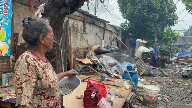 PARAH! Satu Hari Setelah Salaman dengan Prabowo, Warga Bantaran Rel Senen Kaget Huniannya Dibongkar Paksa