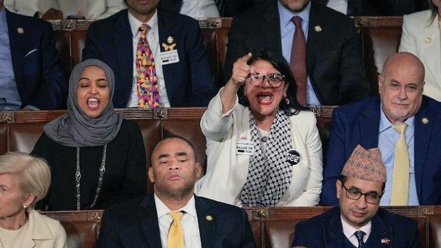 Siapa 2 Anggota DPR Muslim yang Teriaki Trump Saat Pidato Kenegaraan?