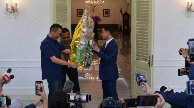 UPDATE! Bertemu di Istana Wapres, Gibran Rangkul dan Beri Hampers Lebaran Rismon Sianipar
