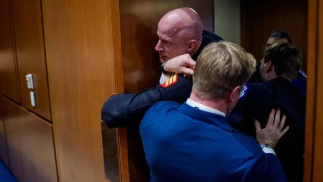 Ya Ampun! Tolak Perang untuk Israel, Tangan Mantan Marinir AS Patah Ditarik Paksa oleh Senator di Ruang Sidang