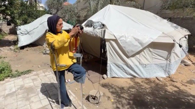 Fotografer Muslimah Gaza Ini Kehilangan Satu Kaki Akibat Perang, Kisahnya Bikin Dunia Terdiam