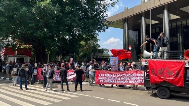 Gelar Aksi, Pemuda Antikorupsi Desak KPK Segera Panggil Bos Agrinas Terkait Impor Mobil Pikap!