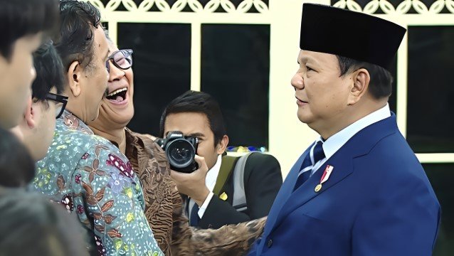 Momen Prabowo 'Salami' Rocky Gerung dan Syahganda Nainggolan di Istana