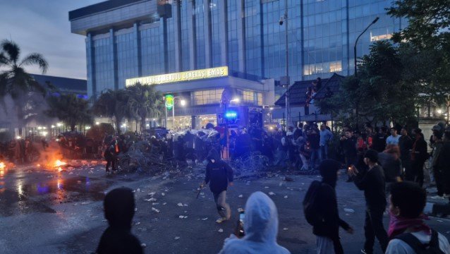 Parah Sih! Demo di Kantor Gubernur Kaltim, Sejumlah Orang Ditangkap dan Wartawan Diintimidasi