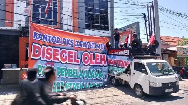 WADUH! Kantor PKS Jawa Timur ‘Disegel’ oleh Aliansi Madura Pendukung Ulama, Tuntut Aboe Bakar Al-Habsyi Dipecat