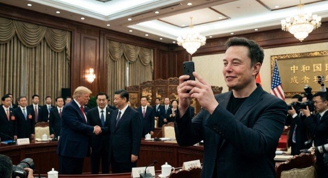 Aksi 'Gila' Elon Musk di Beijing! Bukannya Rapat, Malah Asyik Live Record Saat Trump & Xi Jinping Jabat Tangan