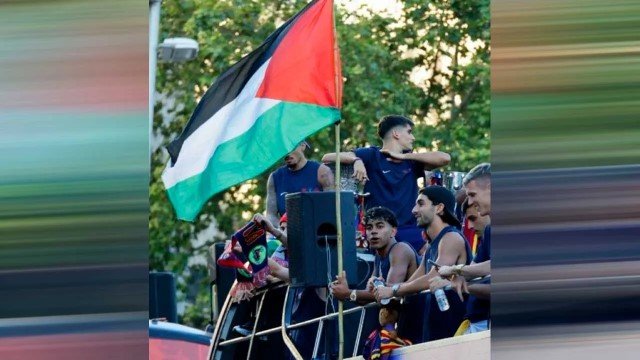 BOOM! Lamine Yamal Ubah Parade Juara Jadi Panggung Protes, Kibaran Bendera Palestina Ini Bikin Petinggi Eropa Gerah