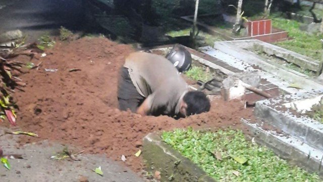 Bikin Merinding! Sakit Hati Istri Diusir, Anak di Tangsel Nekat Gali Makam Ibu Sendiri Tengah Malam