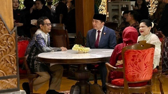 Bukan Sekadar Kondangan! Mahfud MD & Jokowi ‘Bisik-Bisik’ di Nikahan Anak Soimah, Ada Deal Politik Yang Belum Kelar?