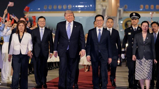 Cuma Dianggap Angin Lalu! Trump Mendarat Tanpa Sambutan Xi Jinping: Martabat AS Hancur di China