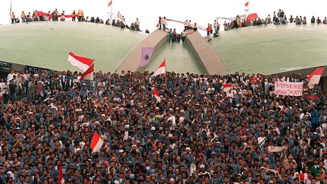 Detik-Detik Kabinet Ambyar: Ketika 14 Menteri Kesayangan Kompak Angkat Kaki dan Bikin Penguasa Orba Pasrah Menyerah
