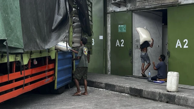 Geger! Orang Terkaya RI Mendadak Alih Profesi Jadi Sopir Angkut Beras, Warga yang Lihat Langsung Pingsan di Tempat