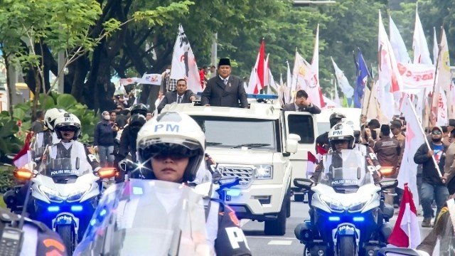 Hanya Lewat Begitu Saja! Momen Prabowo Cuekin Demo Guru Bikin Netizen Elus Dada Kok Enggak Mau Dialog