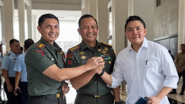 MOMEN Akrab Teddy dengan Pangkopassus Seusai Heboh Kabar Seskab 'Ditampar'